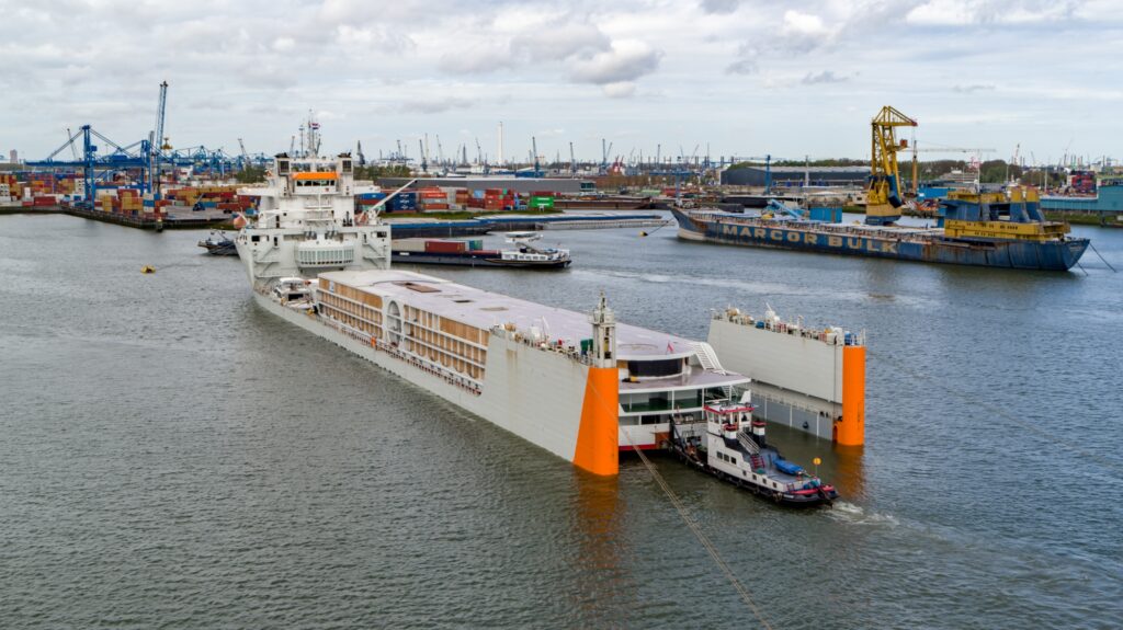 Aankomst riviercruiseship A-ROSA in Rotterdam